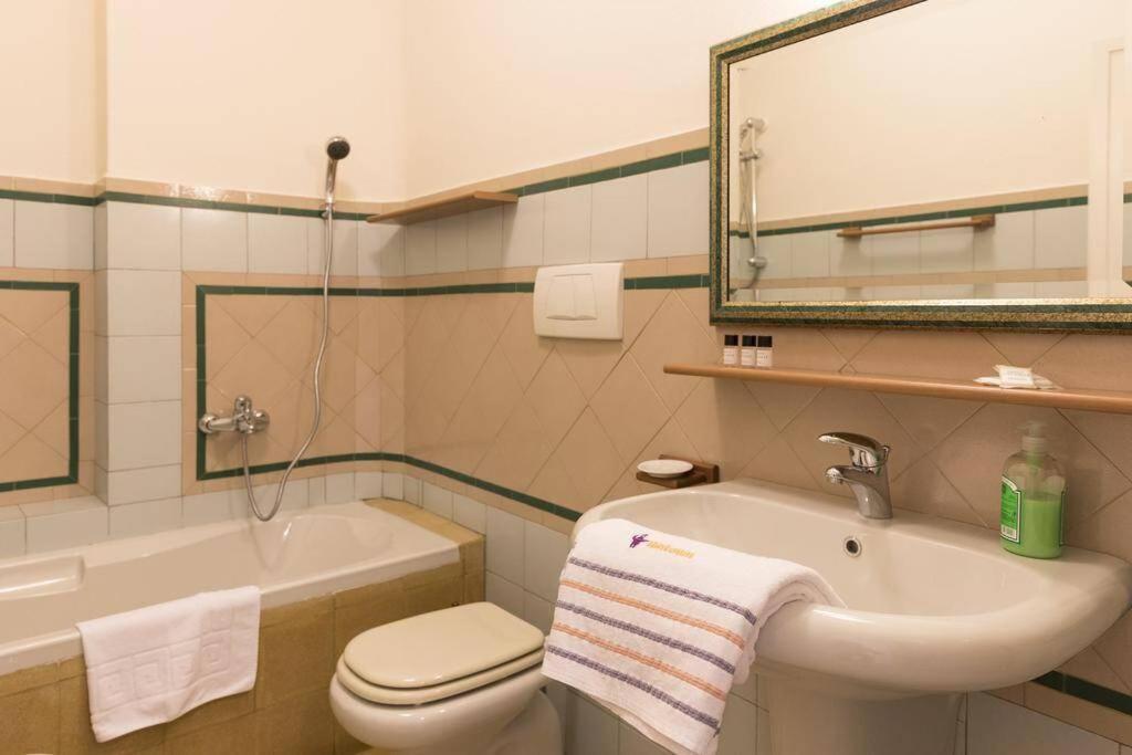 Mario'S Apartament With Ac And Wifi Apartment ลุคคา ภายนอก รูปภาพ
